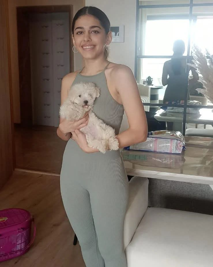 Happy Doggiewale customer with puppy