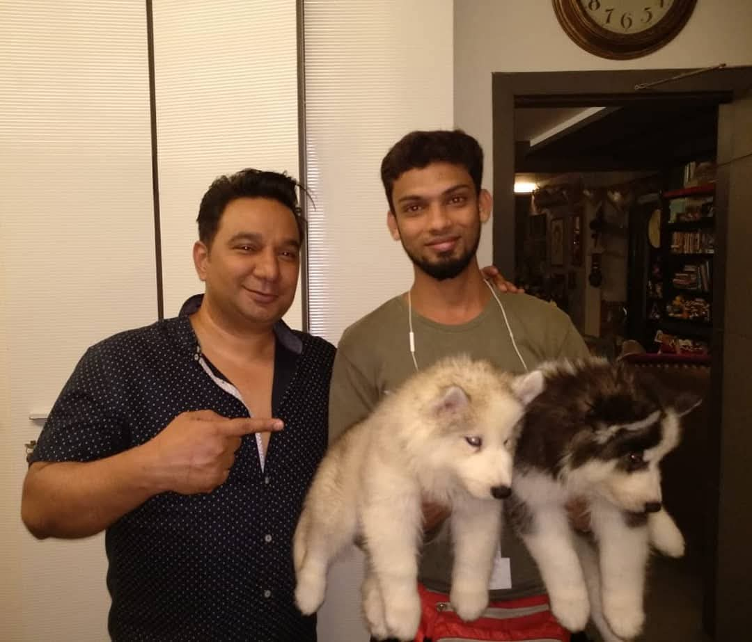 Happy Doggiewale customers with puppies